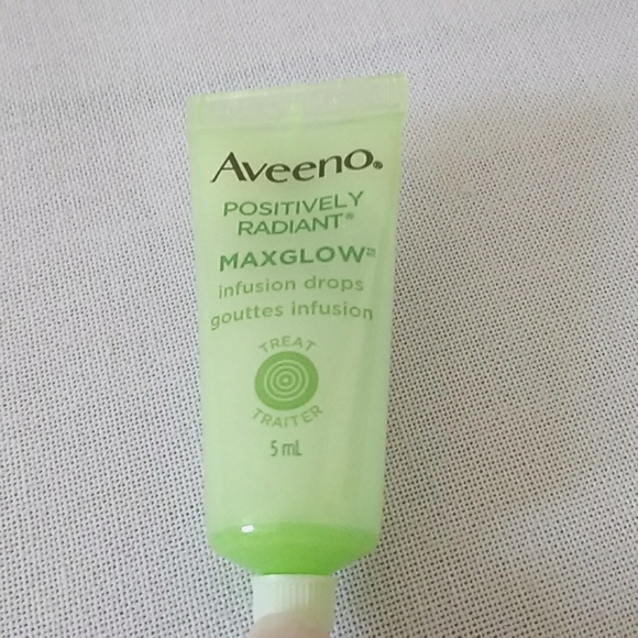 Aveeno Positively Radiant Maxglow Infusion Drops Face Serum. NWOT. - Picture 3 of 3